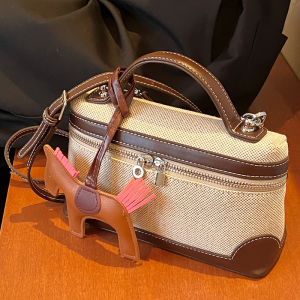 กระเป๋าสะพายข้างทรงสี่เหลี่ยมเล็กสุดเก๋ไก๋สำหรับผู้หญิง กระเป๋าสะพายข้างแบบสะพายข้าง กระเป๋าถือ กระเป๋าสะพายไหล่แบบลำลอง กระเป๋าสะพายข้าง PU ทรงสี่เหลี่ยมเล็ก