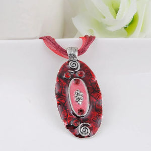 Trendy Ladies Retro Style Necklace Eco-Friendly Zinc Alloy Enamel Pendant Fashion Accessory for Women