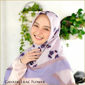 Jilbab Segi Empat Motif Bunga & Voal Premium Motif Terbaru 2023 Kerudung Segiempat Kekinian Design Gayatri Lilac Flower