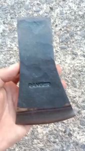 หัวขวาน ขวาน Axe ตราหนองบัว ( สินค้าพร้อมจัดส่ง ) ทรงเสือสวีเดน ขนาด 1.1/4 ปอนด์ หน้าคม 7.5​ - 8.5 ซม.หัวขวานตีจากเหล็กแหนบ 100% ตีร้อนขึ้นรูปเจาะรูด้วยเหล็กชิ้นเดียว