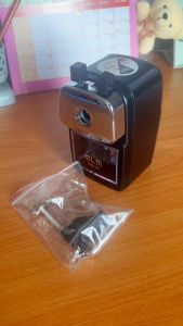 ELM (อีแอลเอ็ม) เครื่องเหลาดินสอแท่งใหญ่พร้อมขาล็อค รุ่น ELM-147 (จำนวน 1 / อัน)