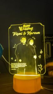 gift box lampu akrilik custom gambar dan tulisan tebal akrilik 2mm stand bulat