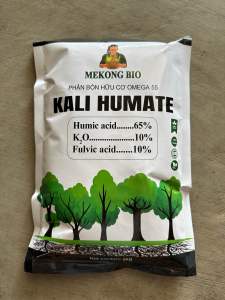 Phân bón hữu cơ KALI HUMATE ( HUMIC ACID) (gói 1kg) giúp cải thiện cấu trúc đất - giúp đất màu mỡ - kích thích bộ rễ phát triển hoàn thiện - kích đọt nhanh - đẻ nhánh - nở bụi - lá dày và xanh.