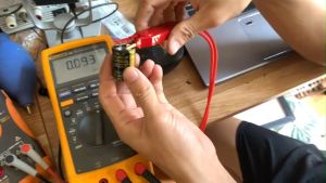 Tụ hóa 50V 680uF 13x21 màu xanh tần số cao - Fixpro