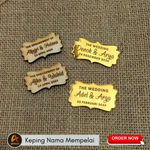 Grafir Nama Dikayu dan Akrilik