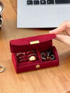 กล่องเก็บเครื่องประดับแบบพกพาขนาดเล็กสไตล์ย้อนยุค กล่องเก็บแหวนและต่างหู ผ้าขนแกะ ชั้นวางเครื่องประดับแบบพกพาสำหรับการเดินทาง