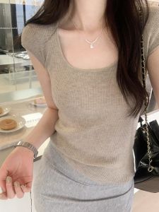 เสื้อยืดแขนสั้นผ้าไหมน้ำแข็งคอวีสไตล์เกาหลีสำหรับผู้หญิงในฤดูร้อน เสื้อผ้าทำงานทรงสลิมฟิต สไตล์หวานและเผ็ดร้อน