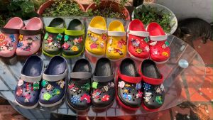 Dép sục Cross cá sấu đế răng cưa Đỏ siêu nhẹ đi mưa đi biển Nam Nữ (TẶNG 6 stickers) iDEP SL013- Giày suc y tá đế dày hottrend