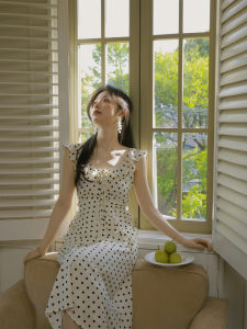 ชุดเดรสแขนกุดพิมพ์ลายดอกไม้สไตล์ฝรั่งเศสสำหรับผู้หญิงในช่วงฤดูร้อน ดีไซน์เก๋ไก๋และทันสมัยพร้อมขอบลูกไม้