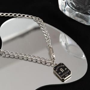 อินเทรนด์ สร้อยคอเหล็กไทเทเนียมสําหรับเด็กผู้ชายอุปกรณ์เสริมสําหรับเด็กที่สมบูรณ์แบบสําหรับการเต้นรําบนท้องถนน เสื้อสเวตเตอร์ การจับคู่ ฮิปฮอป ถ่ายภาพ