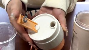 【จัดส่งฟรี+COD】เครื่องปั่นน้ำผลไม้พกพา ดีไซน์กะทัดรัด พกพา มัลติฟังก์ชั่น ไร้สายปั่นน้ำผลไม้