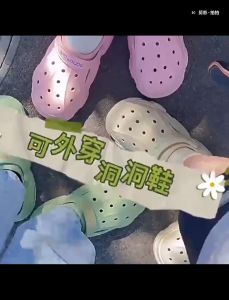 Cartoon Hole Shoes - (Size 36-45) Black And White Couple Shoes With Breathable And Non Slip Heel Strap Design