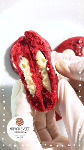 คุกกี้เรดเวลเวทสอดไส้ไวท์ช็อค White Chocolate Stuffed Red Velvet Cookies