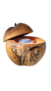 Bình ủ trà trái dừa khắc chữ Tri kỷ / Bình trà 04 - 09 lít / Giữ ấm từ 3 - 6 giờ / Sản phẩm sản xuất thủ công tại Bến Tre