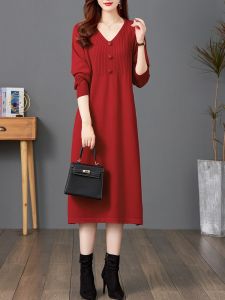ชุดเดรสยาวถักนิตติ้งผ้าขนสัตว์สีแดงสำหรับคุณแม่ ฤดูใบไม้ร่วง/ฤดูหนาว ไซส์ใหญ่ ทรงหลวม คอวี แขนยาว กระโปรงทรงเอ