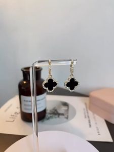 ต่างหูโคลเวอร์นำโชคสำหรับเด็กผู้หญิง 1 คู่ สตั๊ด ประดับเพชรระดับไฮเอนด์ ประกายสีดำ/เขียว เรขาคณิต ดอกไม้ งบ