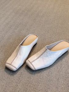 รองเท้าแตะสวมหนังแท้สำหรับผู้หญิง ฤดูร้อน 2025 รองเท้าแตะสวมครึ่งนิ้วแบบลำลอง ส้นแบน พื้นยาง รองเท้าสวมสบายสำหรับใส่ในบ้าน