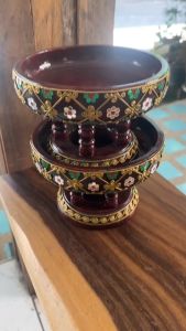 ขันโตกไม้ ไม้จามจุรี พานไม้ แดงดำลายดอกพิกุลลายตาราง เดินเส้นประดับกระจก โตกสีแดง ทำสีแบบโบราณ