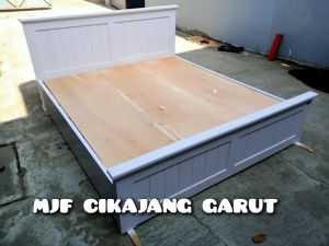 Divan kayuDipan kayu warna putihRanjang kayuRisbang kayuTempat tidur kayu murah Kuat dan awet Ranjang 3 laci