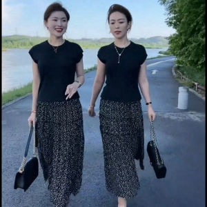 ชุดกระโปรงสั้นพิมพ์ลายดอกไม้ผ้าไหมน้ำแข็ง ชุดเสื้อยืดผู้หญิง ชุดกระโปรงสั้นเอวสูง ชุดเสื้อแขนยาวฤดูร้อน ชุดสองชิ้น แฟชั่นเกาหลี