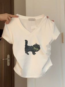 เสื้อยืดคอกลมทรงเข้ารูปสำหรับผู้หญิงในช่วงฤดูร้อน เสื้อเชิ้ตทรงเข้ารูปแขนสั้นทรงเข้ารูปเอวสั้น ดีไซน์ไม่สมมาตร เสื้อผ้าทำงานสไตล์เกาหลี