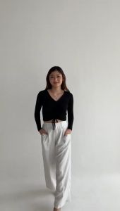 Atasan Wanita Serut Helena: Desain Fashionable dan Nyaman