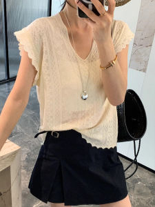 Shalldoer | เสื้อถักผ้าชีฟองคอวีไซส์ใหญ่สไตล์เกาหลีสำหรับผู้หญิงในช่วงฤดูร้อน เสื้อแขนสั้นทรงหลวมๆ ดีไซน์เก๋ไก๋ เสื้อผ้าทำงาน