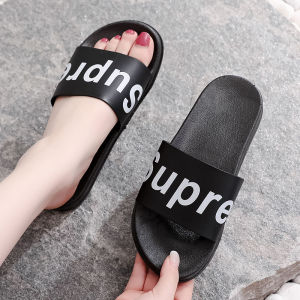 รองเท้าแตะพื้นหนาสำหรับผู้หญิงในช่วงฤดูร้อนที่สวมใส่สบายและสวยงามสำหรับใช้ในบ้าน รองเท้าแตะชายหาดกันลื่น พื้นรองเท้า PVC รองเท้าแตะแบบสวมสบาย