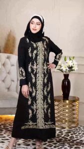 ชุดเดรสมูเกริ่ม รูปแบบสีดำ สำหรับคนชอบผู้หญิงหรืออาบาย ด้านเท่ากับเจ้าสาวดูไบสวยๆ ราคาเป็น 2,000 บาท