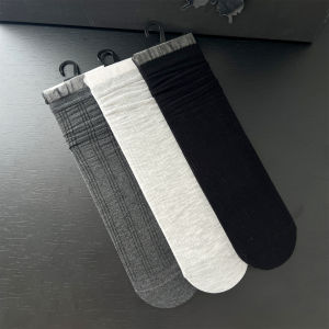 ถุงเท้ายาวครึ่งแข้งลายจุดสีเทา Miu สำหรับผู้หญิง ถุงเท้าบัลเลต์ฤดูร้อน ผ้าฝ้ายบาง ถุงเท้ายาว ดูดซับความชื้นระบายความชื้น