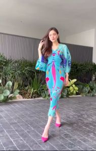 Dress อัดพลีท ดีไซด์ตัวยาว แขนผีเสื้อ 🦋 อัดพลีทแน่นๆ เพิ่มความหรู ด้วยการเล่น 🔷🔶 สีตัดสี่เหลี่ยม สแควร์แบบใหญ่สุดคลาสิค ดูมีมิติ ไฮโซววว 👑 ลายเพ๊นท์ สีสัน สวยสดใสทั้งตัว สวยงามมว้ากกกกกก ตัวเดรสทรงปล่อย แพตเทิร์น อลังกาลสวย ใส่ได้ทั้งคนร่างเล็กร