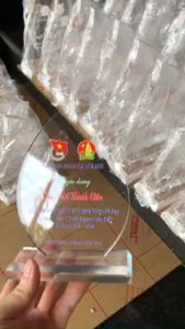 Kí niệm chương Quà kỉ niệm bằng Acrylic khắc theo yêu cầu