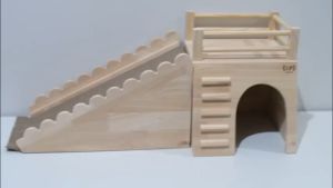 LP64 บ้านพร้อมบันไดทางขึ้นติดพรม สัตว์เลี้ยง เช่น เต่า กระต่าย น้องแกสบี้ เม่น งานไม้คัดเกรดA สวยงาม แข็งแรง มินิมอล