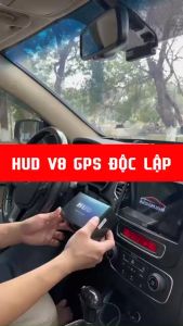 BỘ HIỂN THỊ THÔNG TIN TỐC ĐỘ LÊN KÍNH LÁI Ô TÔ XE HƠI HUD V8 MÀU TRẮNG ĐƠN GIẢN GIÁ RẺ