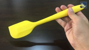 ไม้พาย ไม้พายกวนขนม ไม้พายกวนอาหาร ไม้พายซิลิโคน ทนความร้อนได้สูง ขนาดความยาว 28 เซนติเมตร (คละสี)