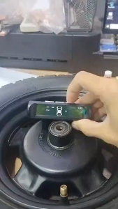 (กทม)เครื่องวัดความดันลมยางรถยนต์ TPMS พร้อมเซ็นเซอร์ภายนอก4ตัว เตือนอุณหภูมิดิจิตอลแมนโนเมต พลังงานแสงอาทิตย์ /USB