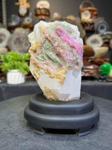 tourmaline watermelon raw stone with stand base🔮天然高等原矿水晶 ➡(旺夫石) 🍉西瓜碧玺 天然色彩鲜艳 🆓附送: 实木底座w 原矿西瓜碧玺高: 16cm 宽: 9x7cm 净重: 1.45kg 含底座高: 18cm 底座宽: 13x11cm 总重: 1.7kg