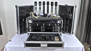 AmpAudio Professional 4U Microphone Flight Case Rack Case with 2U Pull-Out Drawer 8 Handheld Mic Slots