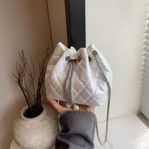 กระเป๋าสะพายข้างทรงถังสีเงินลายสี่เหลี่ยมจัตุรัสสำหรับผู้หญิง กระเป๋าสะพายไหล่ข้างเดียว กระเป๋าสะพายข้าง กระเป๋าถือ PU ทรงกลม ขนาดเล็ก