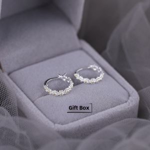 Elegant 925 Sterling Silver Daisy Ear Cuffs for Women Simple Design Fashionable Minimalist High End Luxury Ear Studs And Hoops