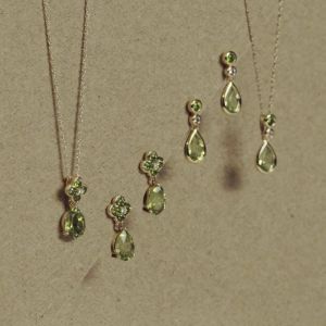 Gemondo ต่างหูทองคำ 9K ประดับเพอริดอททรงหยดน้ำ ดีไซน์โมเดิร์นคลาสสิก