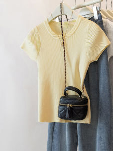 เสื้อยืดแขนสั้นผ้าไหมน้ำแข็งสีเหลืองทรงเข้ารูปสำหรับผู้หญิงในช่วงฤดูร้อน เสื้อคอกลมแขนสั้นทรงเข้ารูปสไตล์เกาหลี