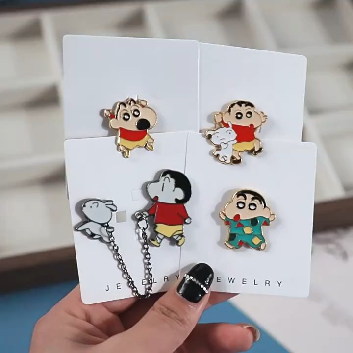 Ghim cài áo Shin - cậu bé bút chì mới nhất 2025 | Lazada.vn