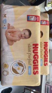 Huggies skin perfect tã dán M 46+3 miếng thấm hút tốt cho da mịn màng.