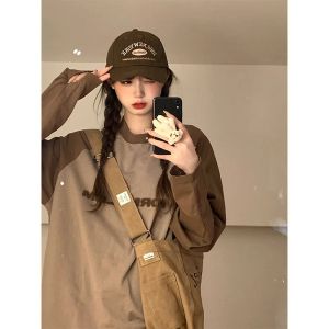 เสื้อยืดแขนยาวบล็อกสีสไตล์อเมริกันย้อนยุคสําหรับผู้หญิงหลวมพอดีความยาวกลางเสื้อโพลีเอสเตอร์สําหรับฤดูใบไม้ผลิและฤดูใบไม้ร่วง