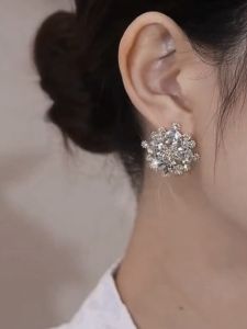 Ultra-Shiny Snowflake Earrings: A Versatile Accessory