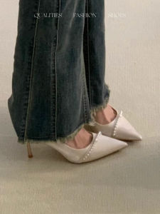 เรียบหรู ผ้าซาติน Pearl Embellished รองเท้าส้นสูงสําหรับเพื่อนเจ้าสาวงานแต่งงานรองเท้าสบาย Fine Heeled Pointed Toe Flats สําหรับหมั้น