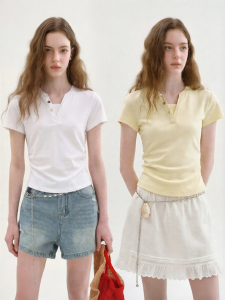 Fano | Áo Thun Dáng Asymmetric Nút Phối Màu Độc Đáo Co Rúm Ở Eo