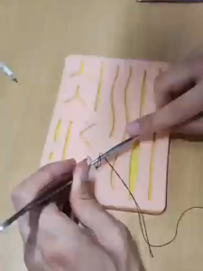 แผ่นปฏิบัติเย็บผ่าตัด(ชุดฝึกฝนแผลผิวหนัง ชุดปฏิบัติเย็บผ่าตัด)แผ่นผิวหนังซิลิโค้นรุ่นอัปเกรดทนทานพกพาได้ง่ายใช้ซ้ำได้