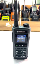 วอ วิทยุสีม่าที่ดำ Motorola Gp328 Plus Walkie Talkie 10 วัตต์ กันน้ำและกันฝุ่น IP54 กลางแจ้ง 20กม ความจุขที่ 5800mAh 199 ช่อง walkie talkie วิทยุเอฟเอ็มแบบพกพา